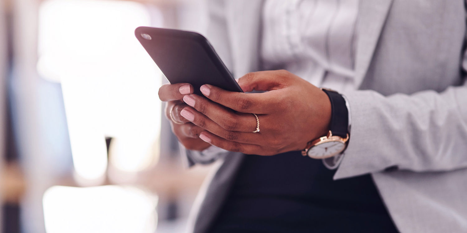 Kvinna håller i mobiltelefon