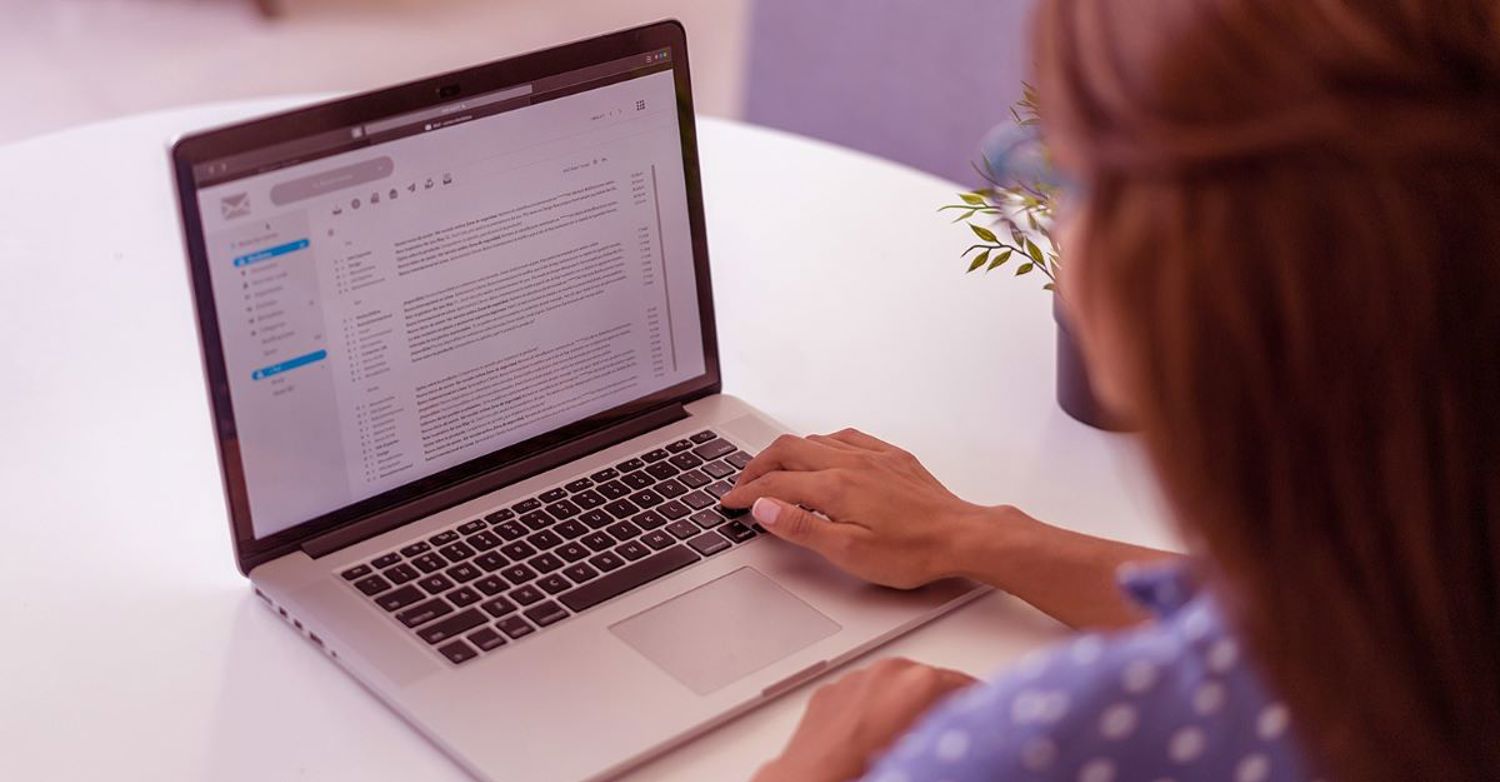 Kvinna skriver på dator