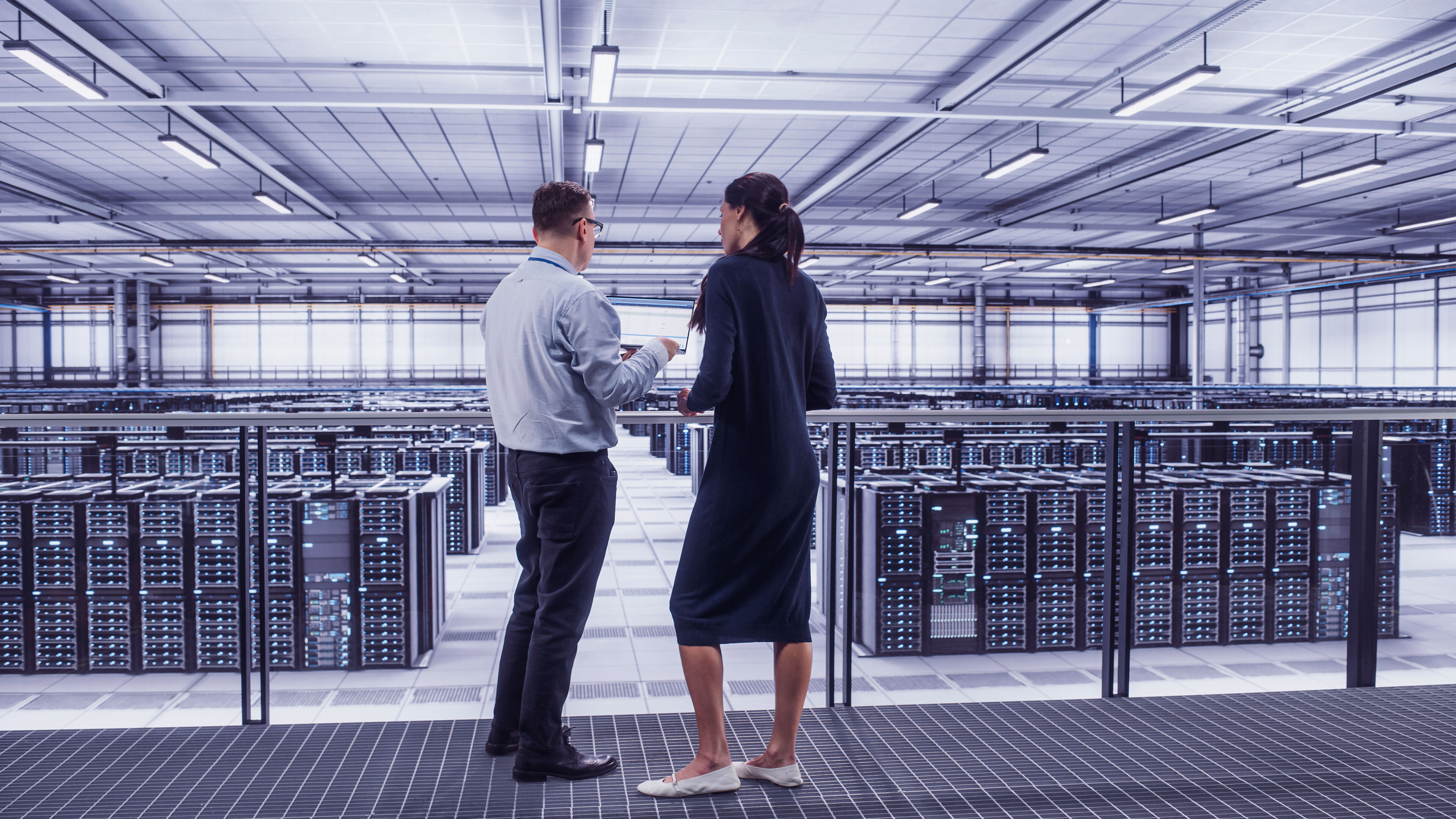 Personer i en serverhall