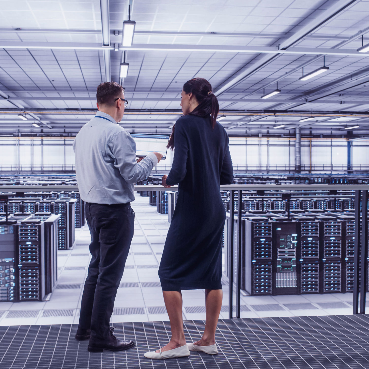 Personer i en serverhall