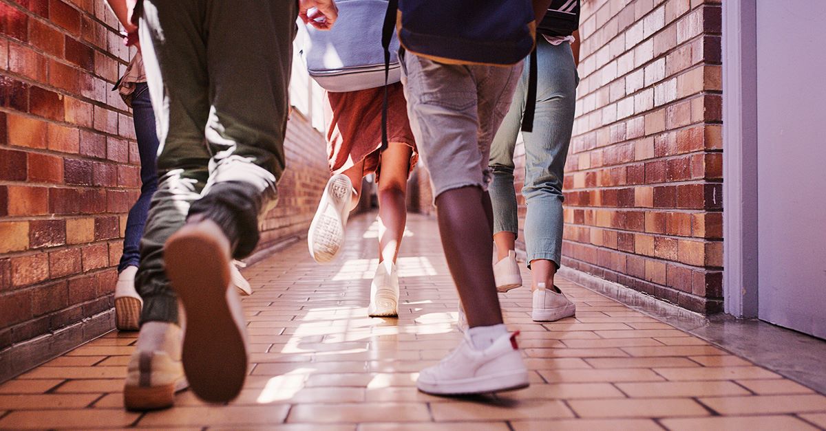 Skolbarn springer i korridor